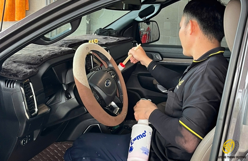 TẠI SAO NÊN VỆ SINH NỘI THẤT Ô TÔ THƯỜNG XUYÊN?
